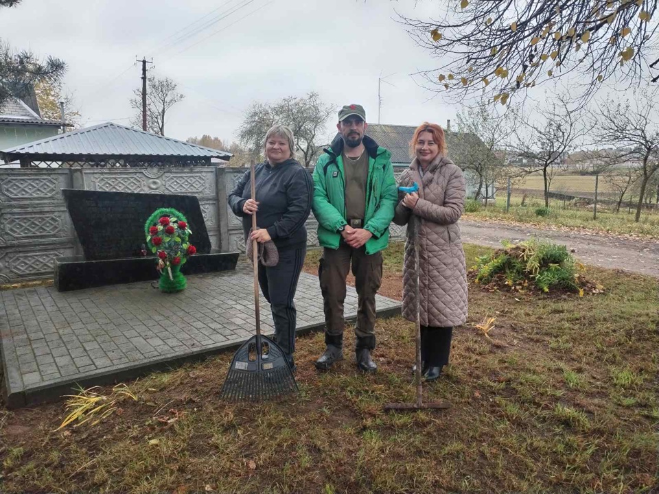 Субботник ИМНС Дзержинского района: наведение порядка у братской могилы