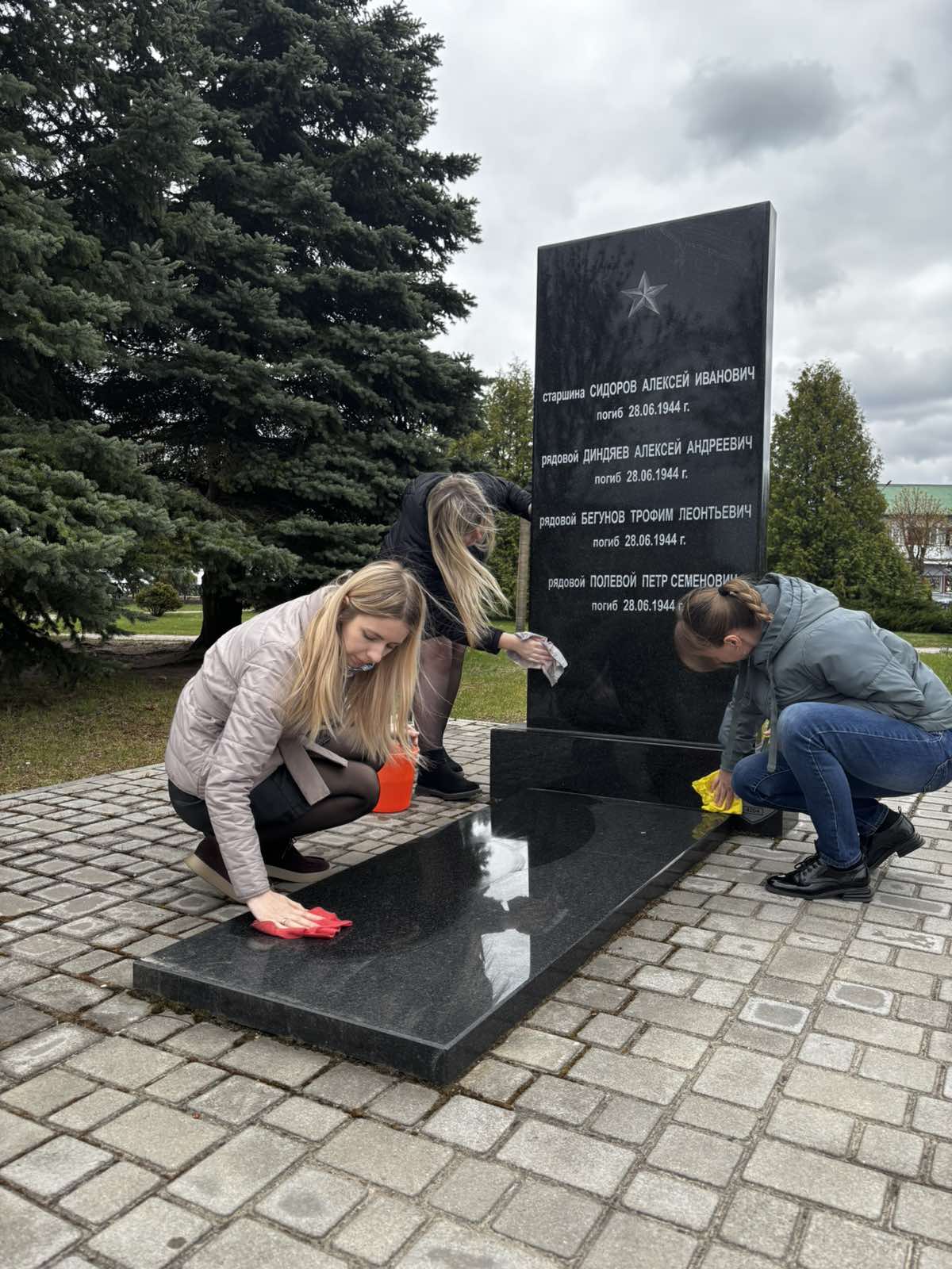Сотрудники ИМНС по Лепельскому району приняли участие в акции «Обелиск»