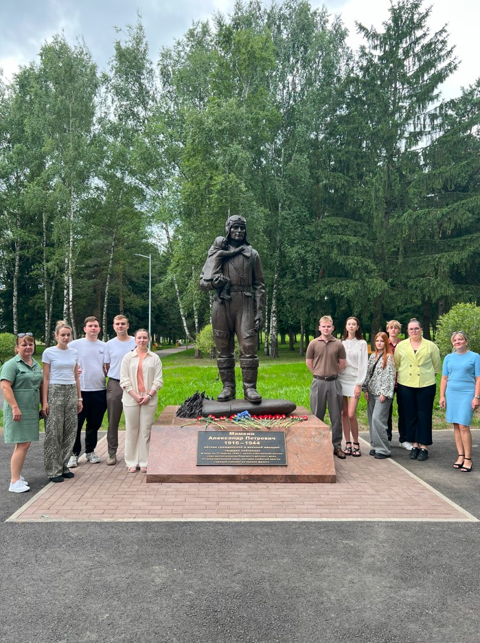 Возложение цветов к памятнику героя-лётчика прошло с участием молодых сотрудников ИМНС по Первомайскому району Минска