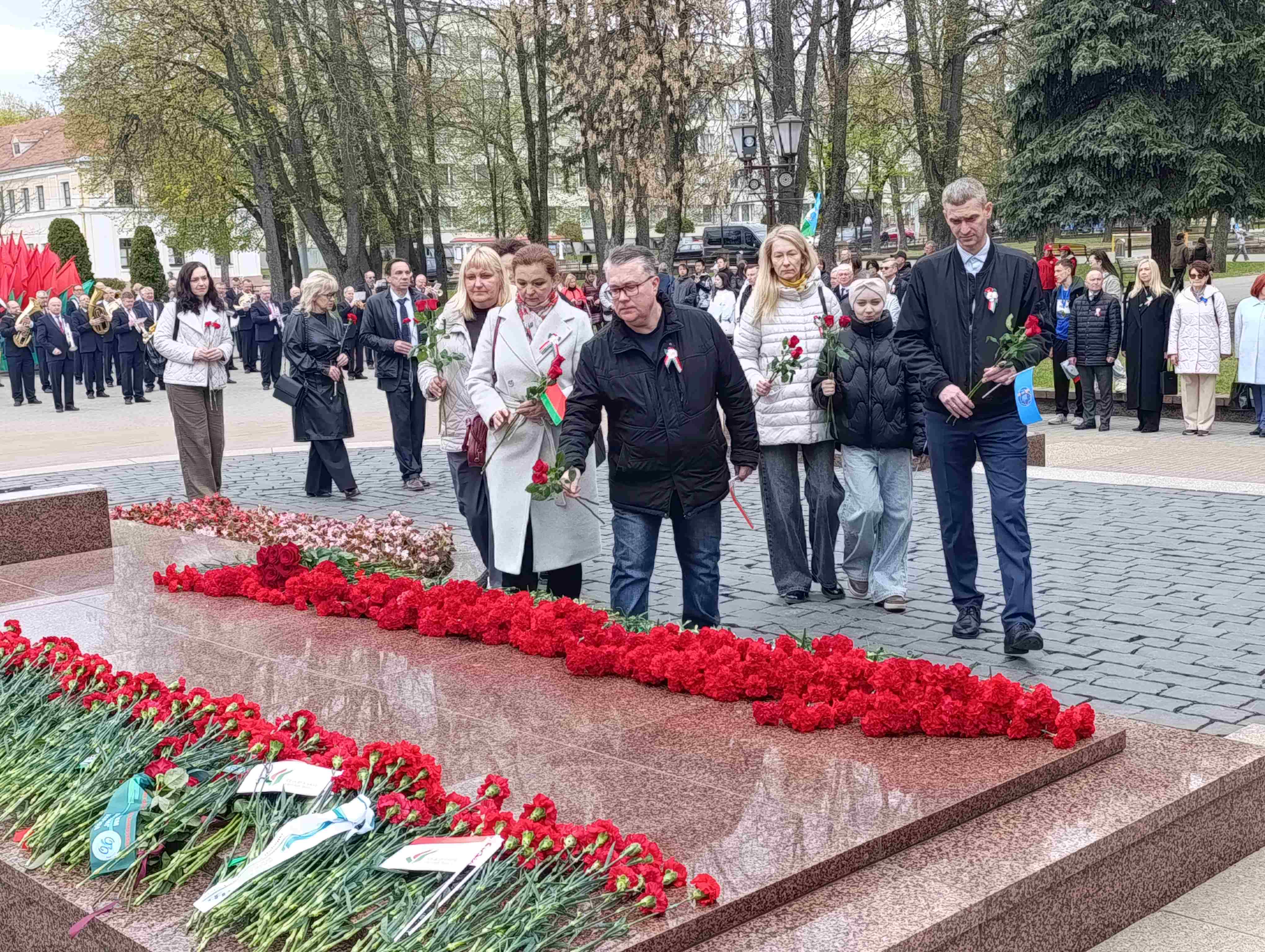Члены первичных профсоюзных организаций налоговых инспекций Гродно приняли участие в церемонии возложения цветов в парке имени Жилибера