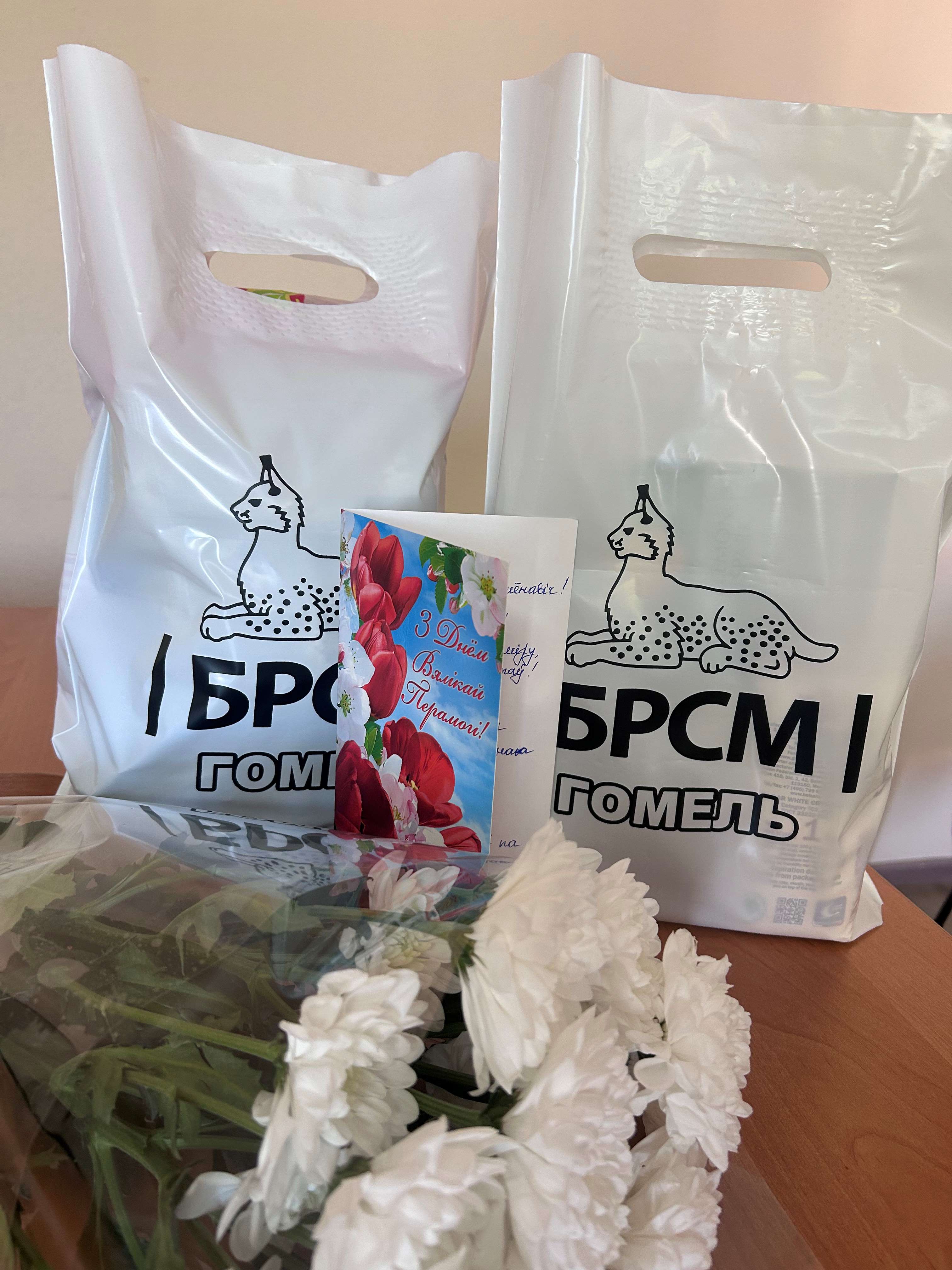 Коллектив ИМНС по Центральному району Гомеля поздравил с Днём Победы Леонида Новоселова, чьё детство прошло в годы войны
