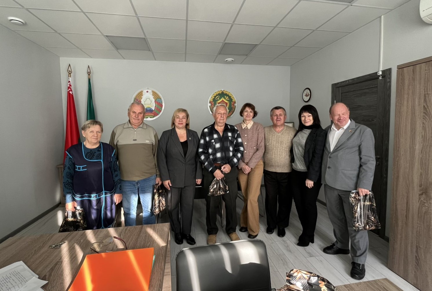 Поздравление работников с Днем пожилых людей 