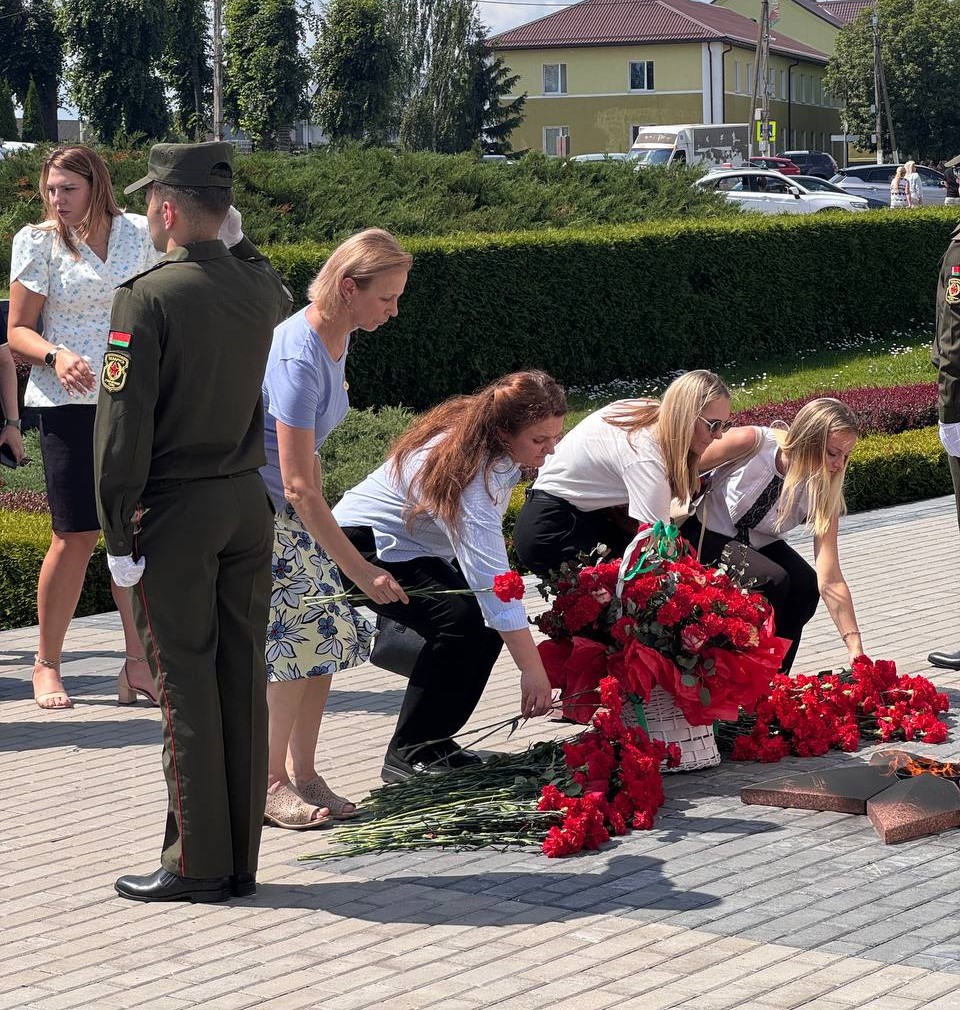 Память, отлитая в граните: сотрудники налоговой инспекции Смолевичского района почтили подвиг героев