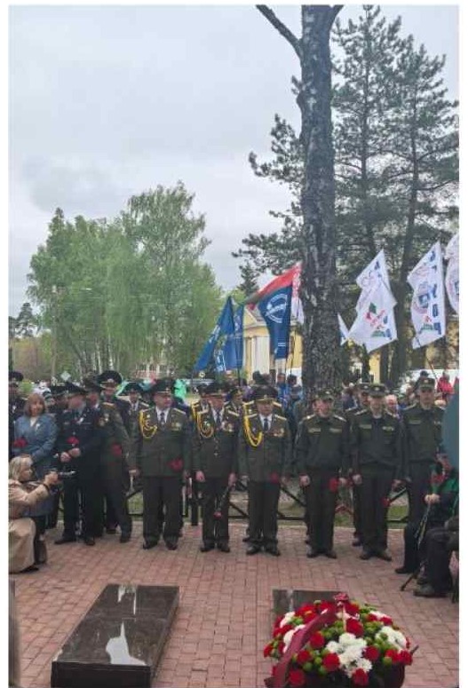 Вечная память и благодарность: сотрудники ИМНС по г. Новополоцку возложили цветы к подножию памятника в Боровухе