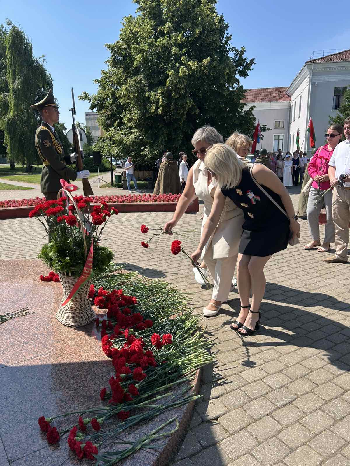 Члены профсоюза ИМНС по Слуцкому району почтили память воинов-освободителей