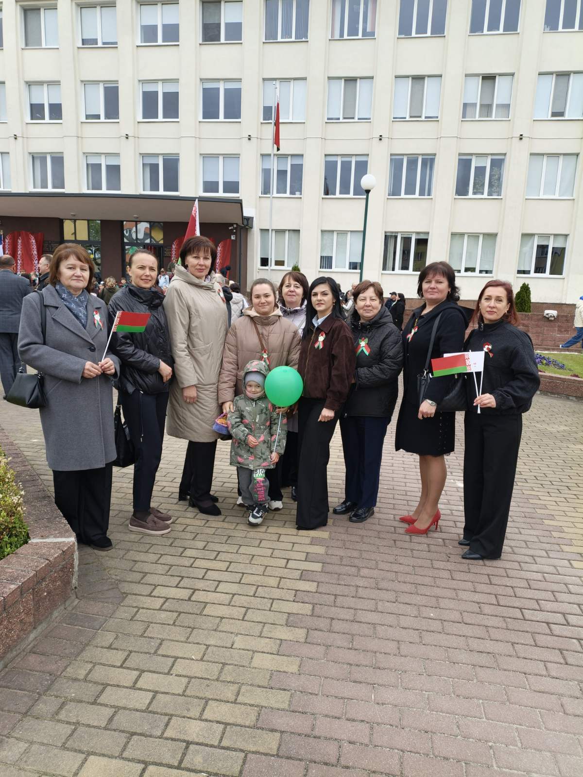 9 Мая в Пружанах: коллектив ИМНС по Пружанскому району прошёл в шествии и возложил цветы к памятнику «Сожженным деревням»