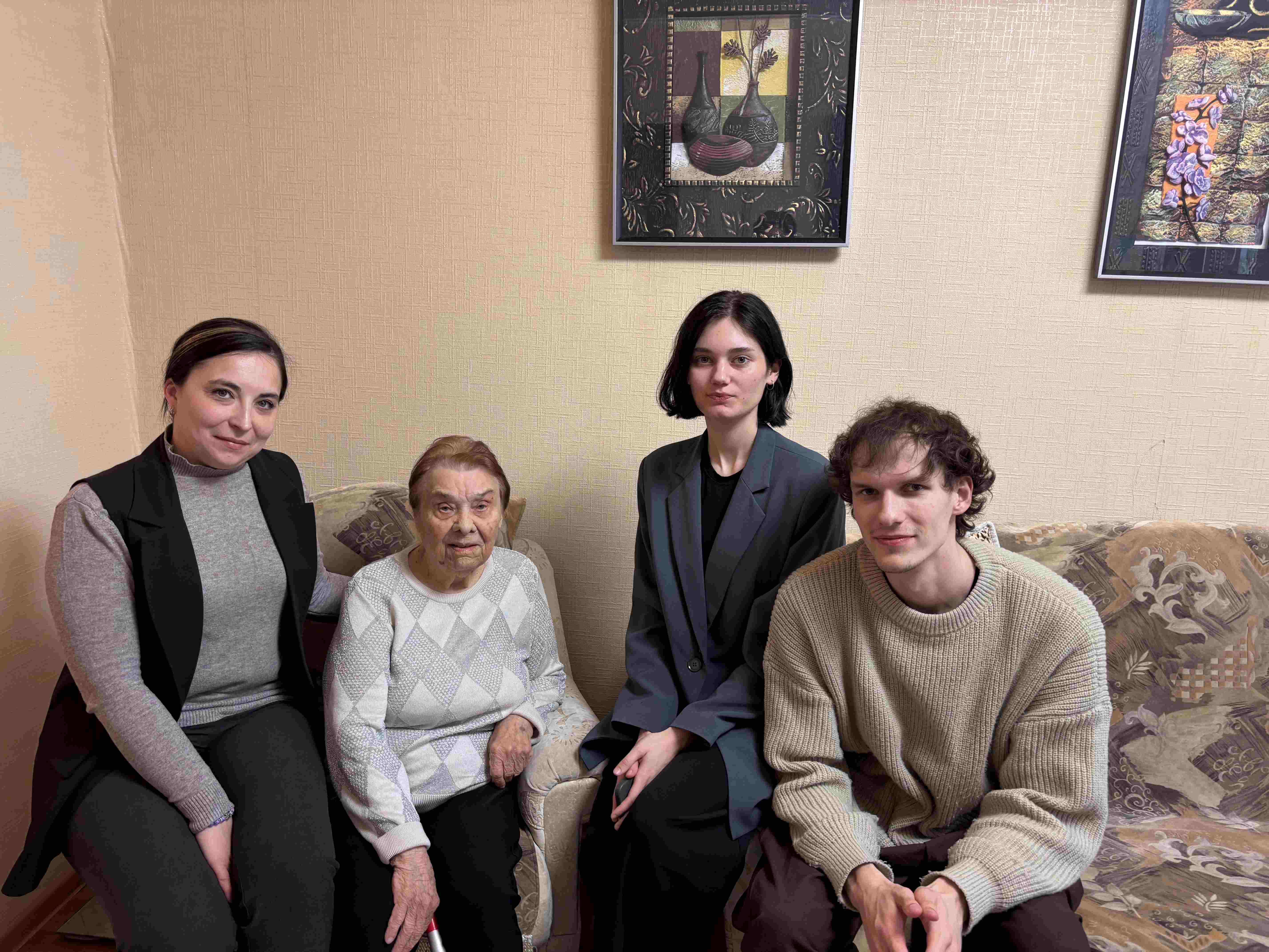 Традиция и долг: сотрудники ИМНС по Минскому району посетили ветерана Великой Отечественной войны