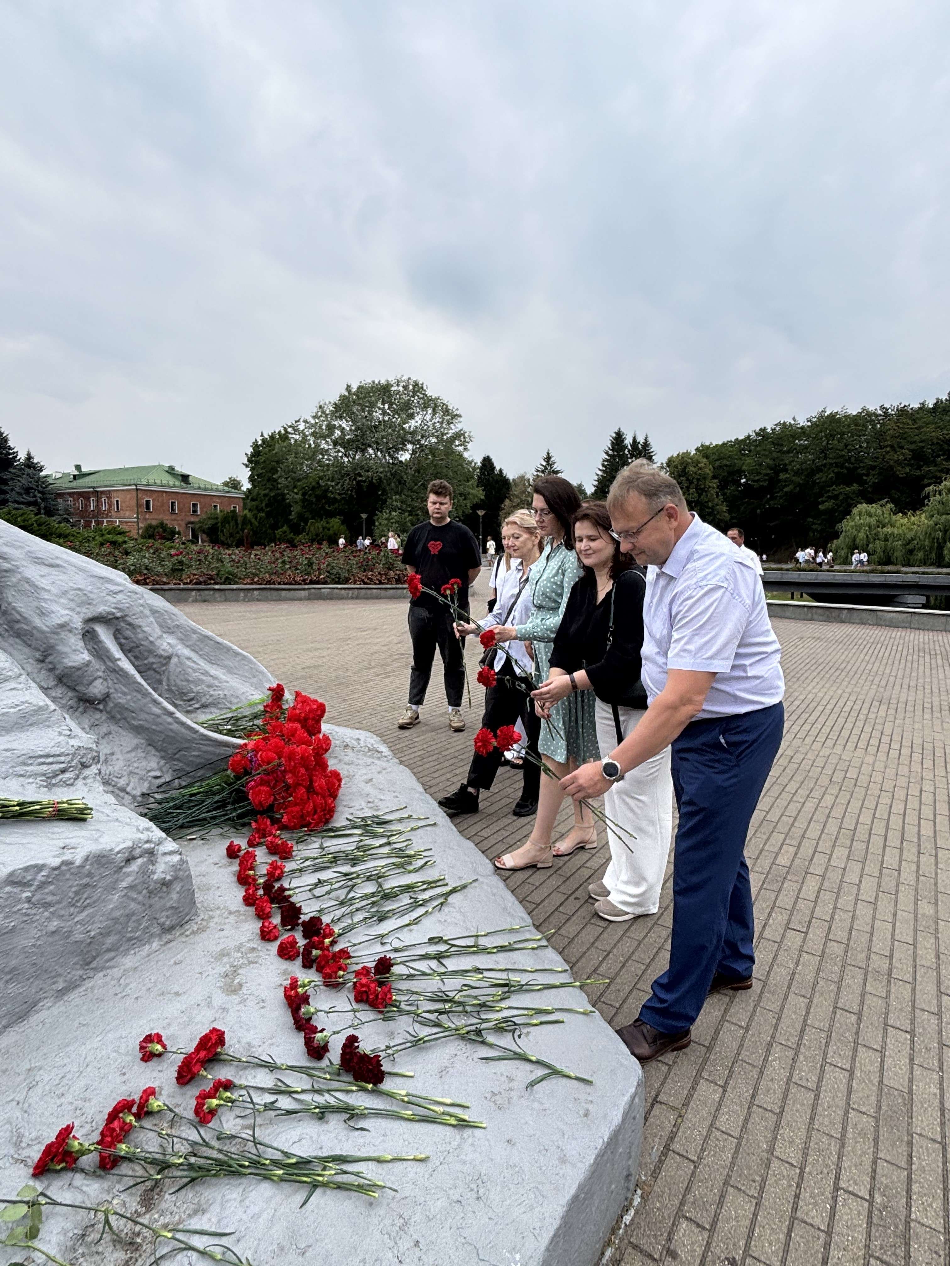Сотрудники ИМНС по Московскому району Бреста почтили память героев у монумента «Жажда»