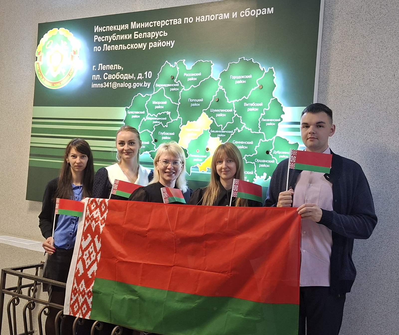 Инспекция МНС по Лепельскому району приняла участие в флешмобе в День Государственных флага, герба и гимна Республики Беларусь