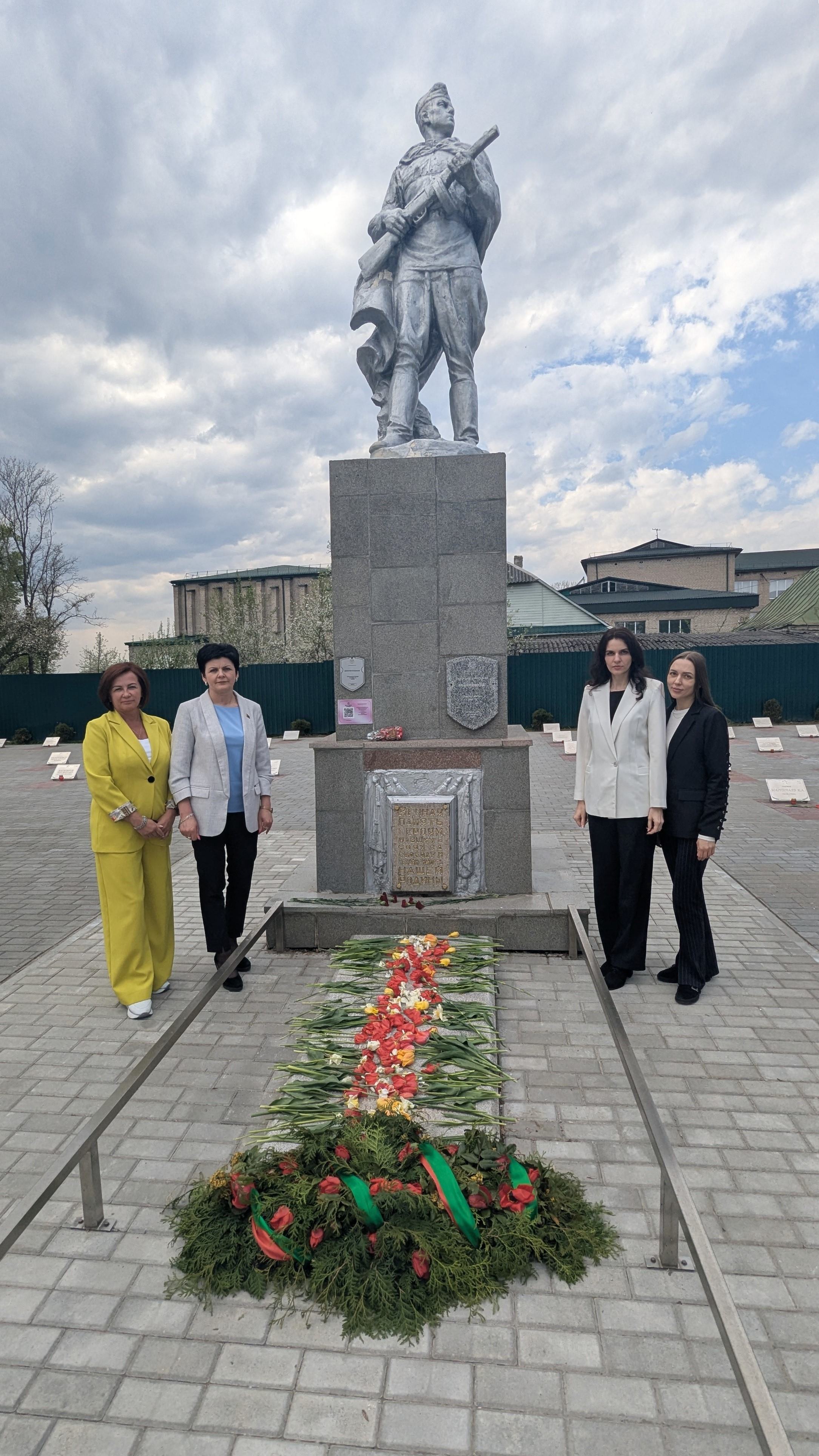Сотрудники ИМНС по Новогрудскому району во главе с начальником приняли участие в акции «Народное возложение»
