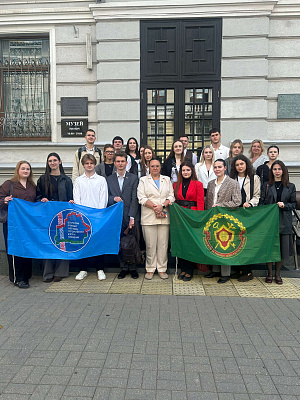 Молодые специалисты инспекций МНС Минска отметили День народного единства в Историческом музее