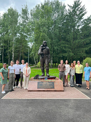 Возложение цветов к памятнику героя-лётчика прошло с участием молодых сотрудников ИМНС по Первомайскому району Минска