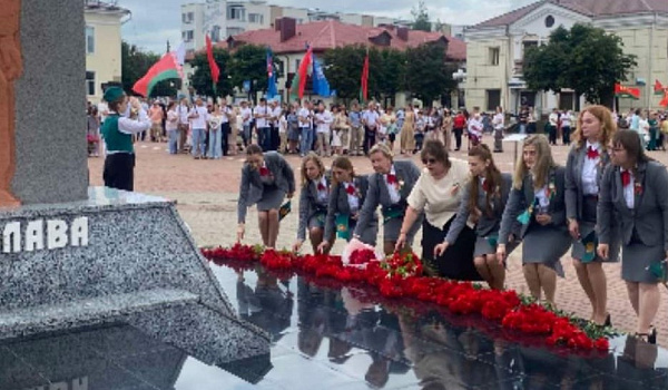 Сотрудники ИМНС по Жлобинскому району во главе с начальником почтили память воинов-освободителей
