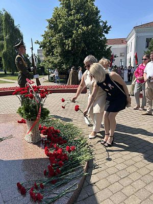 Члены профсоюза ИМНС по Слуцкому району почтили память воинов-освободителей