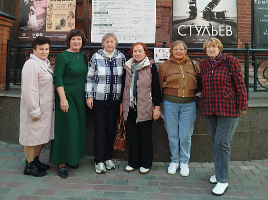Праздник с театральным акцентом: ветераны налоговой службы Могилевской области посетили комедию «Семь женщин на шее»