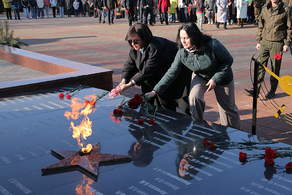 Память в наших сердцах: сотрудники ИМНС по Островецкому району почтили память жертв сожженных деревень 